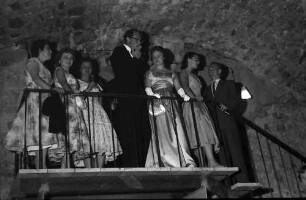 Freiburg: Fest im Hof der alten Universität, Gruppe auf Treppe im Gewölbe
