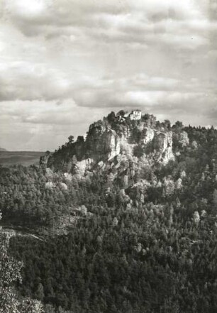 Sächsische Schweiz. Kleiner Bärenstein. Ostsporn mit Berggasthaus. Blick vom Großen Bärenstein nach Südost