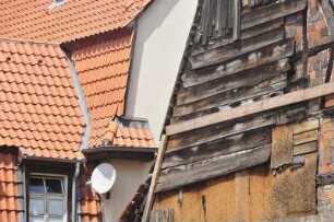 Quedlinburg - Ziegeldach und desolate Hauswand : Eine desolate Hauswand steht neben einem sanierten Gebäude mit einem Ziegeldach in der Schmalen Straße. Aufgenommen am 6. Juni 2010 in Quedlinburg