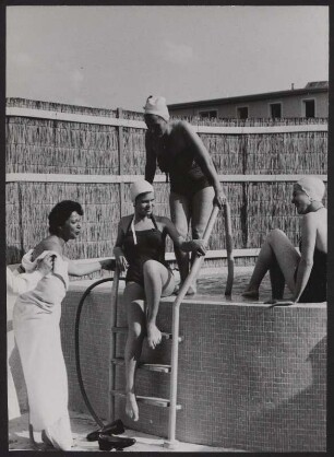 Zwei Frauen steigen aus dem Swimmingpool