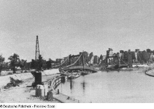 Berlin. Blick zur zerstörten Admiral-Scheer-Brücke (Alsenbrücke). Ansicht von Südwesten