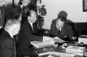 Freiburg: Rathaus, Amerikanischer Botschafter George C. Mc Ghee, Generalkonsul Paul Sweet, Dr. Clark beim Oberbürgermeister