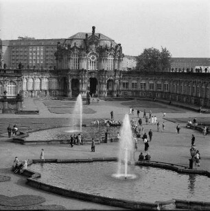 Dresden-Altstadt. Zwinger (1709-1728; M. D. Pöppelmann, B. Permoser). Zwingerhof mit Rasenspiegeln und Brunnenbecken, Stadtpavillon und Bogengalerien