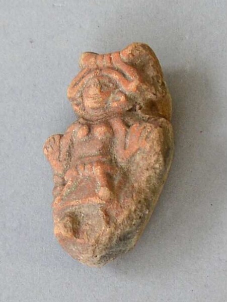 Figurine en argile (fragment de récipient)