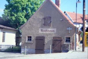 Backhaus mit zwei Eingangstüren