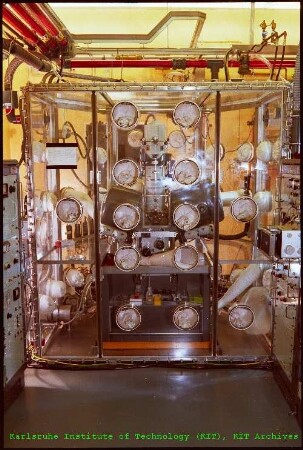 Glovebox am Europäischen Institut für Transurane (ITU)