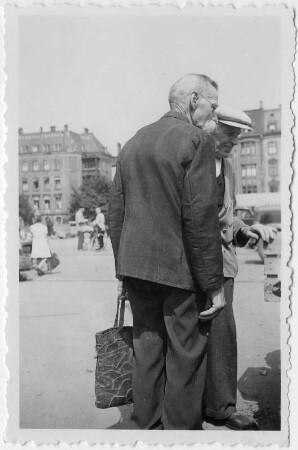 Männer im Gespräch auf dem Marktplatz in Zwickau