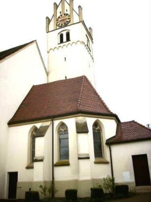 Ansicht von Südosten mit Kirche über Chor (im Kern Gotischer Neubau) und Kirchturm (Glockenstube Barock erneuert)