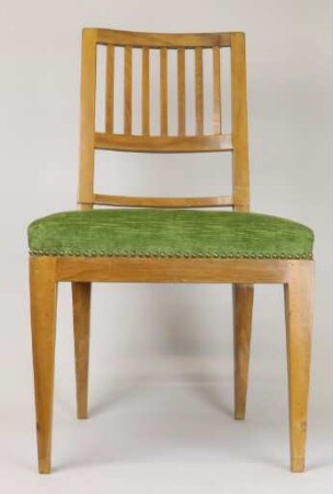 Stuhl mit gerader Lehne