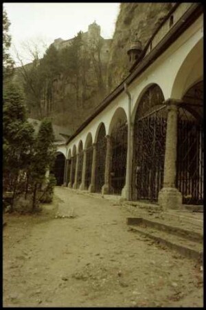 Salzburg: Peter Friedhof, Kolonnaden mit Gruften