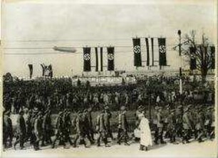 Aufmarsch zum Tempelhofer Feld am 1. Mai 1933