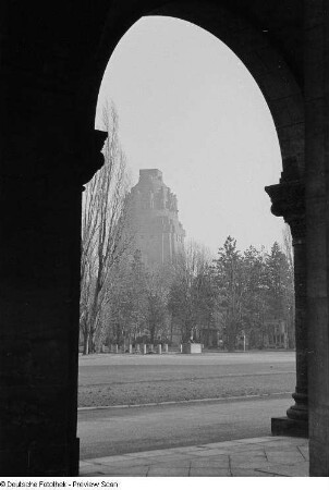 Blick durch den Bogen des Krematoriums auf dem Südfriedhof zum Völkerschlachtdenkmal