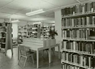 Dresden-Loschwitz, Stadt- und Bezirksbibliothek Dresden, Zweigbibliothek Loschwitz, Innenansicht mit Bücherregalen und Katalogtisch