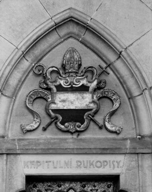Tür zur Kapitelbibliothek — Tympanon mit dem erzbischöflichen Wappen