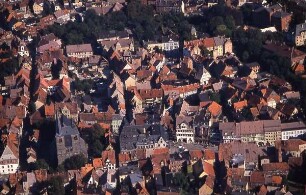 Quedlinburg - Luftaufnahme des Zentrums : Luftausnahme des Zentrums mit Marktkirche. Aufgenommen in Quedlinburg, ca. 1994