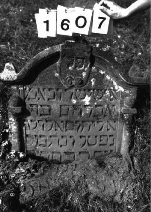 Grabstein 1607 (Index: 100097854) Maße HxBxT: 70x68x10 cm Symbolik: Krone und Schild: Grabstein 1607