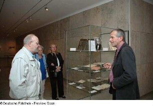 Dr. Klaus Mauersberger, Direktor der Kustodie der TU Dresden, führt durch die Sonderausstellung "Bibliothek und Wissenschaft - Bedeutende Bibliothekare aus 450 Jahren"
