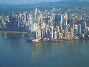 Panama-City aus der Luft : Aufgenommen währen des Landeanfluges einer kleinen Propellermaschine über Panama-City am 14. Septenber 2011