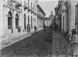 Tarija, Straßenszene : Blick auf eine Straße, die sich vermutlich in der Stadt Tarija befindet. Im Hintergrund eine Kirche.