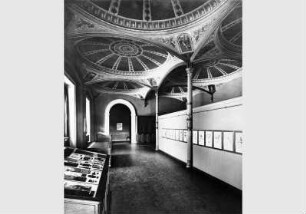 Aufstellung des Kupferstichkabinetts Majolikasaal des Neuen Museums