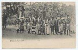 Afrikaner mit Elfenbein in Kamerun