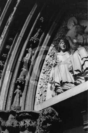 Archivolte und Tympanon des Westportals der katholischen Pfarrkirche Löwenberg