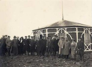 Nordkap. Touristengruppe vor dem Postamt (mit Champagnerausschank)