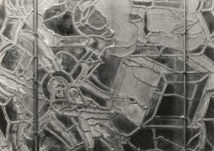 Erfurt. Barfüßerkirche. Chor. Farbige Glasfenster (nach der Restaurierung 1960). Ostfenster, Mittelbahn, Zeile 9: Stigmatisation des heiligen Franziskus. Zustandsaufnahme: Rückseite (Auflicht) Ausschnitt: Heiliger Franziskus, Seraph, Bibel und Altar (spätromanisch)