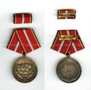 Verdienstmedaille der Nationalen Volksarmee in Silber, mit Interimsspange und Etui