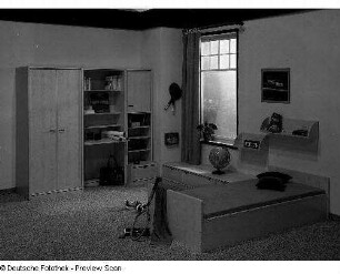 Kinderzimmer Rübezahl : Leipzig. Leipziger Herbstmesse, 1985. Kinderzimmer Rübezahl. Holz, folienbeschichtet in Kiefernholzoptik (1985; VEB Möbelkombinat Dessau)