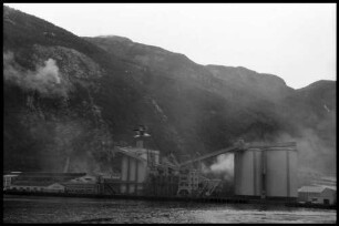 Høyanger: Aluminiumwerk mit Schornstein im Berg