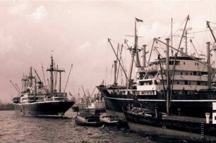 Hamburg: Kaiser-Wilhelm-Hafen, rechts zwei Schiffe