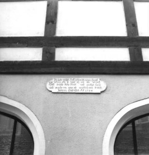 Bad Schandau, Marktstraße 1. Wohnhaus mit Ladenzone (bezeichnet 1704, Ladenzone um 1900). Tafel an der Ostseite