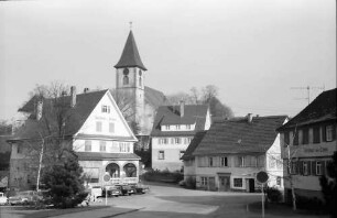 Feldrennach: Hauptplatz mit Kirche