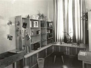 Großbreitenbach. Zentralbibliothek, Inneres mit Bücherregal