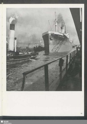 Dampfer verlässt das Schwimmdock