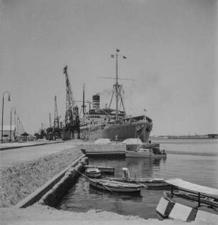 Anlegestelle : Schiffe und Boote im Hafen
