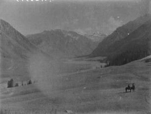 Expeditionsmitglieder : Zwei Reiter, vermutlich Expeditionsmitglieder, vor einem Flusstal im Tian Shan Hochgebirge