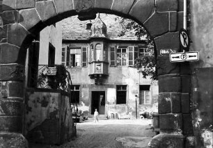 Rüdesheim: Torbogen mit Hof
