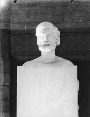 Jena. Denkmal für Ernst Abbe von Max Klinger : Jena, Carl-Zeiß-Platz. Denkmal für Ernst Abbe (Ernst-Abbe-Herme, Marmor) von Max Klinger im Ernst-Abbe-Denkmal, sogenannter "Abbe-Tempel" (Entwurf von Henry van de Velde, mit Bronze-Reliefs von Constantin Meunier). 1908-1911