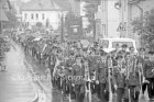Volks- und Schützenfest: Veranstalter Schützenverein Reinfeld und Umgebung von 1954 e.V.: Paul-von-Schoenaich-Straße: Umzug: vorn Musikzug der Freiwilligen Feuerwehr Reinfeld: dahinter Fahne des Kreisschützenverbands Stormarn von 1912 e.V. und weitere Schützen mit Regenschirmen: rechts und hinten Gebäude und Pkws: 29./30. Juni 1985