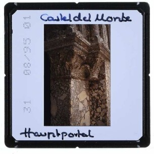 Andria, Castel del Monte : Hauptportal, Detail Kapitell