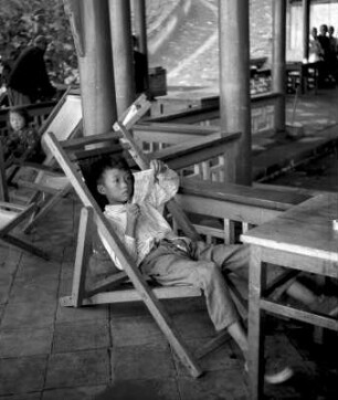Tempelberg, Kleiner Junge im Liegestuhl auf einer Terrasse