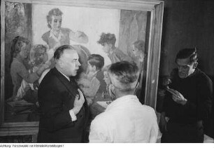 Rammenau, Schloss. 1. Sozialistische Künstlerbrigade Rammenau. Begutachtung von Arbeiten für die 3. Deutsche Kunstausstellung Dresden, Frühjahr 1953, u.a. durch Herbert Gute, 1952/53