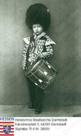 Arthur Prinz v. Großbritannien, Herzog v. Connaught (1850-1942) / Porträt, Kinderbildnis in Uniform mit Trommel / stehende Ganzfigur