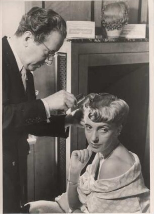 Der Friseur zaubert einer Frau eine phantasievolle Frisur