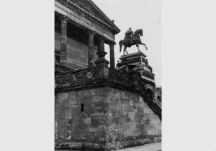 Blick von Süden auf die Nationalgalerie mit beschädigter Freitreppe und dem Reiterstandbild von Alexander Calandrelli