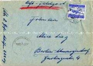 Adressierter Briefumschlag mit einer Briefmarke der Luftfeldpost aus dem 2. Weltkrieg