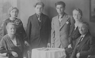 Porträt der Familie Kurt Adam aus Fällbach, einem Ortsteil von Bermsgrün, ganz rechts: Kurt Adam, Mitglied der Kommunistischen Partei Deutschlands/KPD und im illegalen Widerstand tätig : Porträt der Familie Kurt Adam aus Fällbach, einem Ortsteil von Bermsgrün