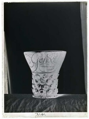 Römer (Glas) mit diamantgerissener, kalligraphischer Inschrift "genocck is mehr als viel" und weiteren Texten